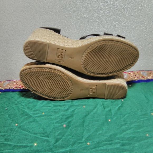 Time and Tru Black Leather platform sandals w/memory foam insoles - Picture 5 of 5